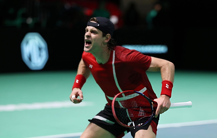 Zizou Bergs thắng trận quyết định giúp Bỉ vượt qua Pháp