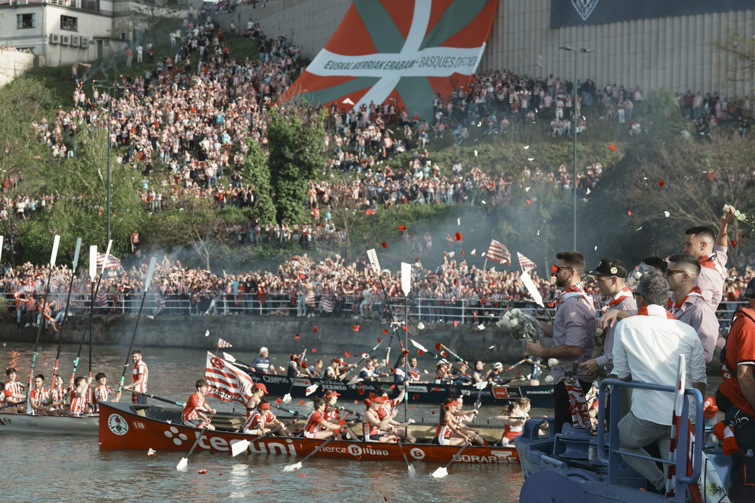 Màn ăn mừng lịch sử của Athletic Club trên sông Nervion Màn ăn mừng lịch sử của Athletic Club trên sông Nervion sau 40 năm chờ đợi một danh hiệu lớn.