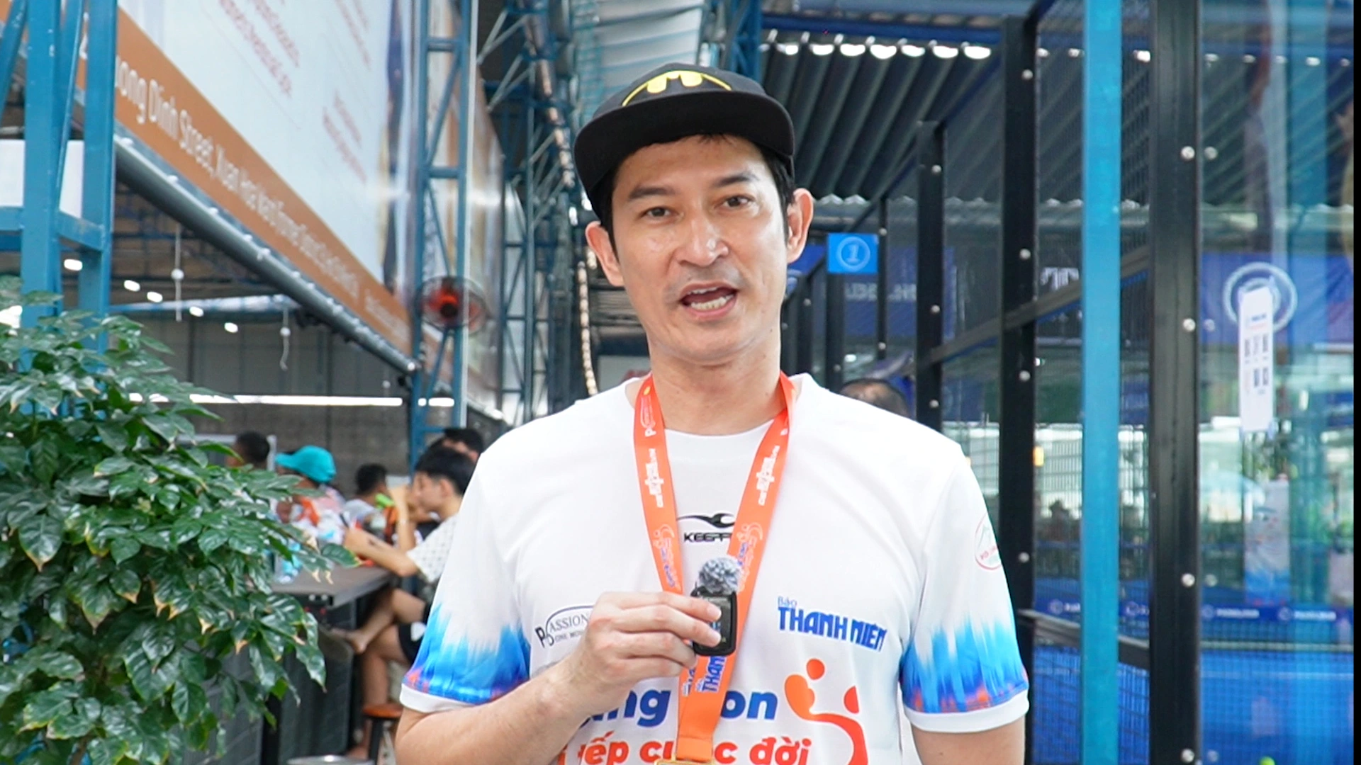 400 triệu đồng lan tỏa yêu thương từ giải pickleball 'Cùng con đi tiếp cuộc đời' tranh cúp Passion002 - Ảnh 3. Diễn viên Huy Khánh đã đồng hành cùng giải qua nhiều mùa