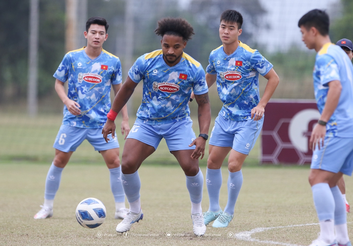 Xuan Son 09 Xuan Son trên sân tập