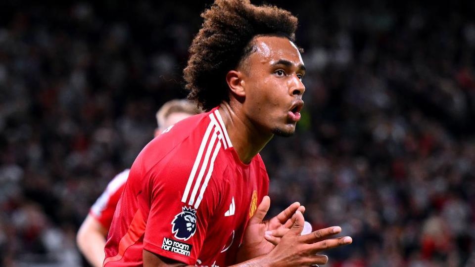 Joshua Zirkzee trong màu áo Manchester United