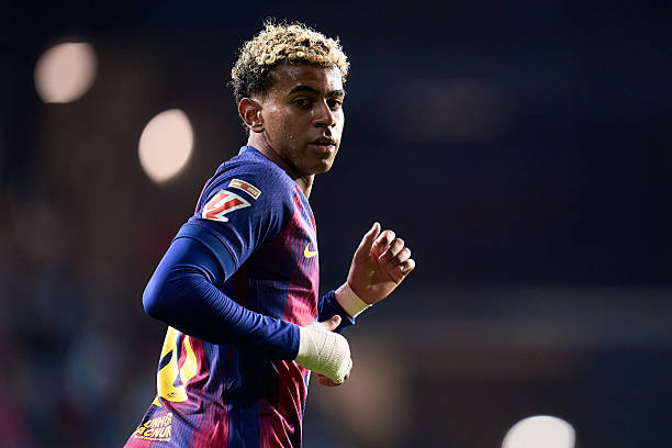 Lamine Yamal thi đấu cho Barcelona