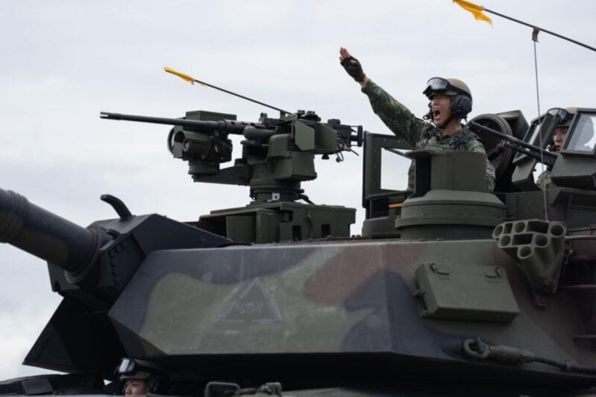 Xe tăng M1A2T Abrams di chuyển trên địa hình