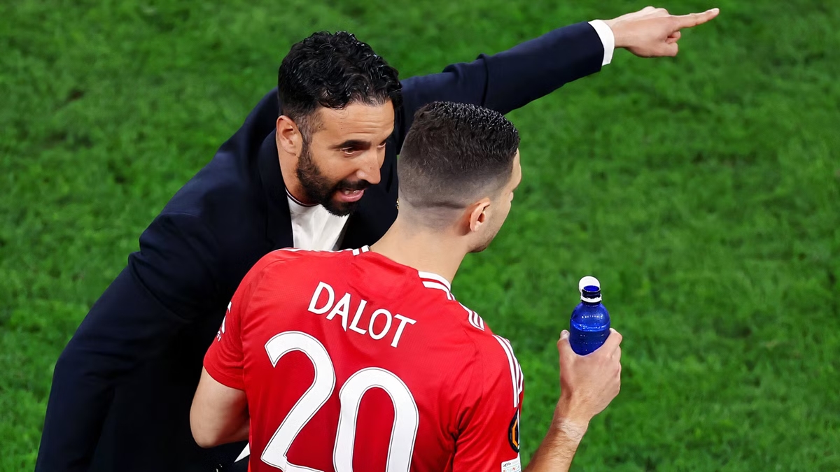 Diogo Dalot lúng túng trên sân Diogo Dalot lúng túng trên sân