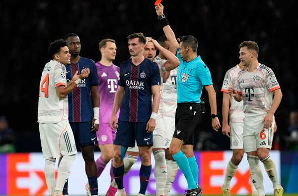 Luis Diaz nhận thẻ đỏ trực tiếp sau pha phạm lỗi với Hakimi Ngôi sao người Colombia bị đuổi khỏi sân sau pha vào bóng nguy hiểm với Hakimi.