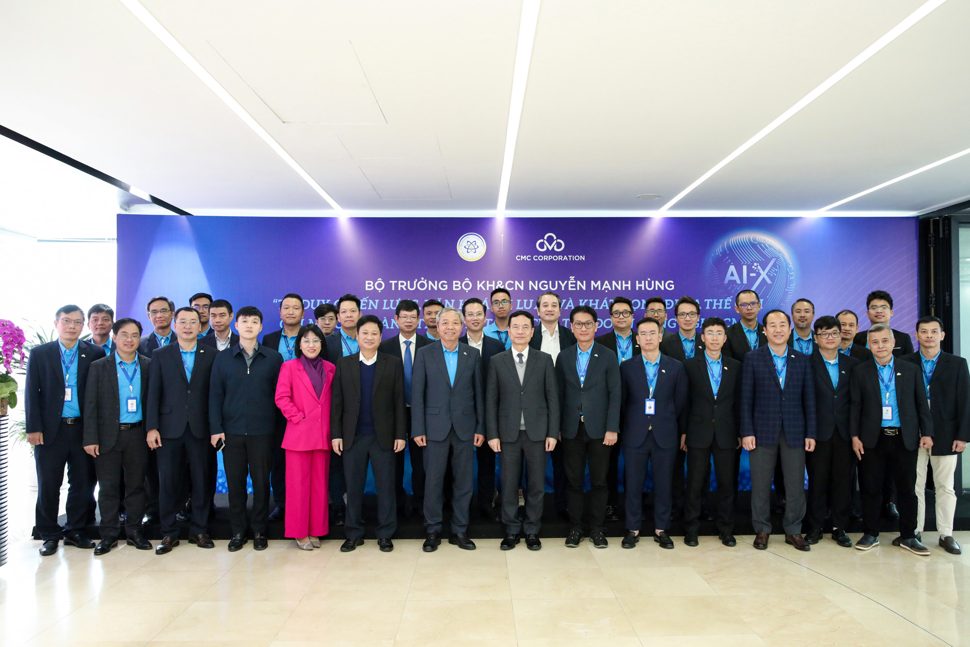 Bo truong tham quan CMC