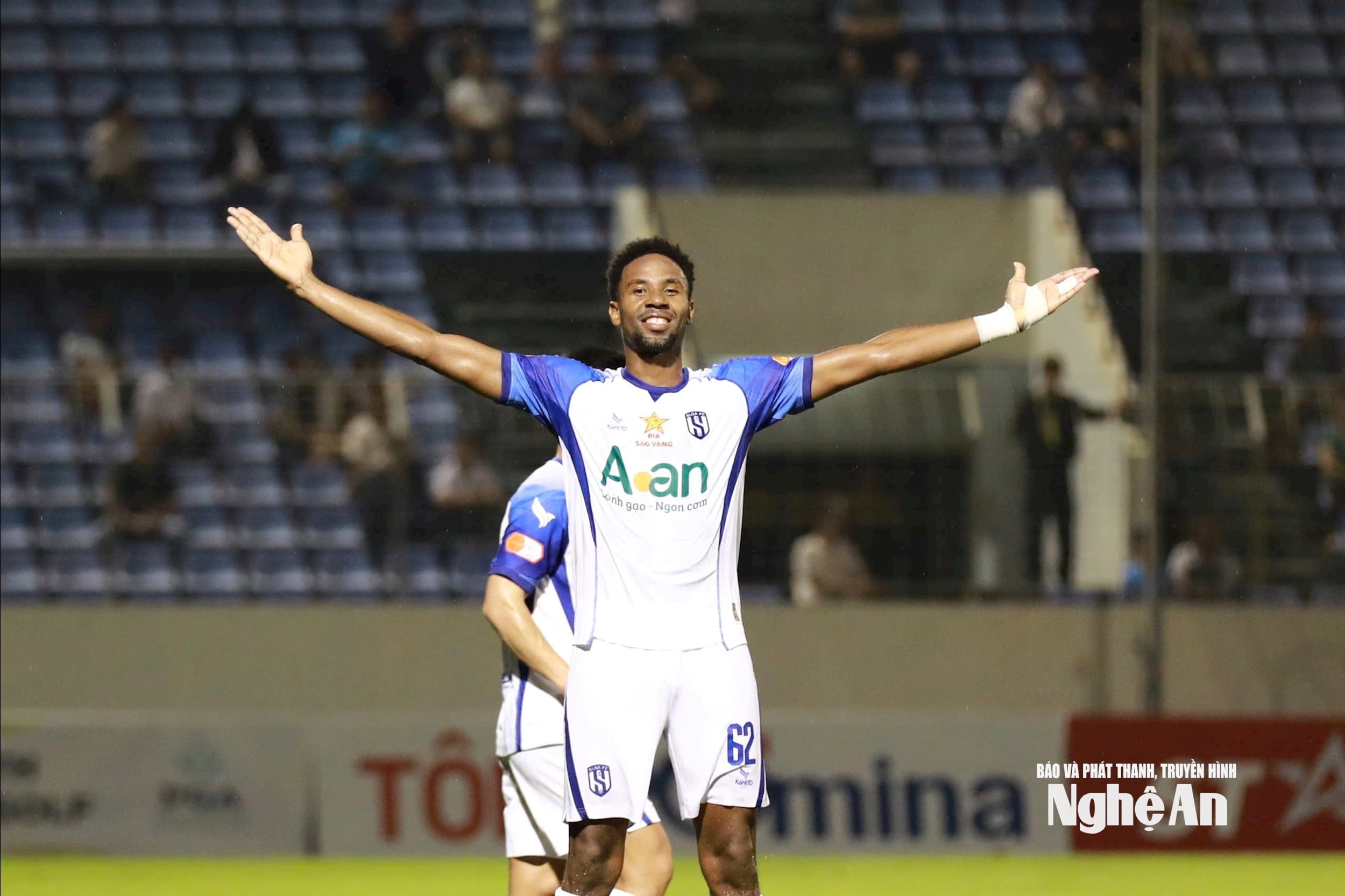 Trung vệ Garcia mở tỷ số cho SLNA trung vệ Garcia đánh đầu ghi bàn cho SLNA