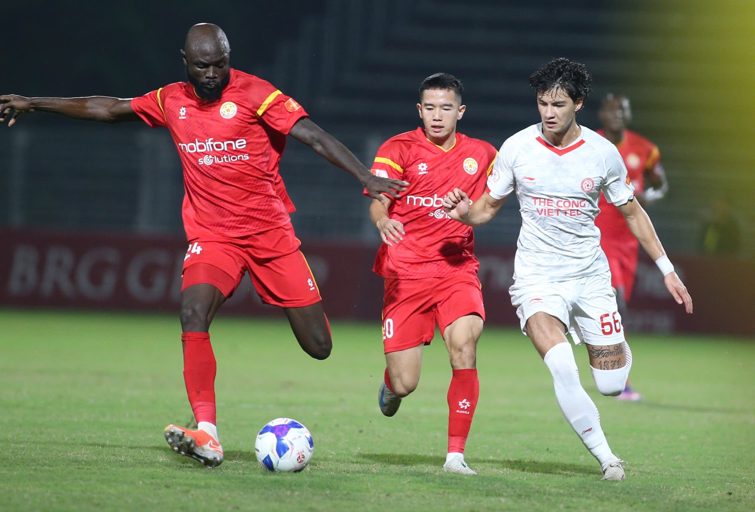 Damian Vũ Thanh An lần đầu đá chính dưới thời HLV Popov Damian Vũ Thanh An gây chú ý khi lần đầu được Popov tung vào đội hình xuất phát.