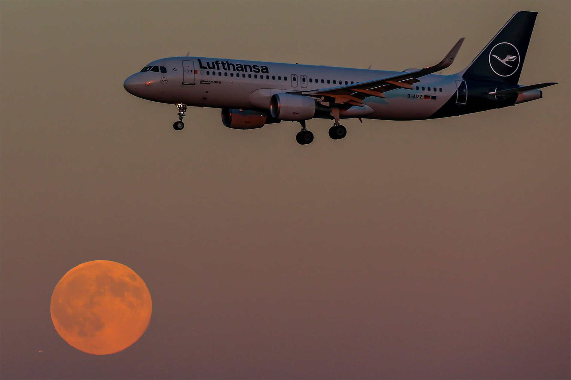 Máy bay cắt ngang đường đi của siêu Trăng Máy bay cắt ngang siêu Trăng