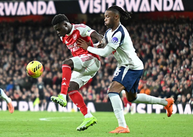 Saka khóa chặt Udogie bên phía Tottenham